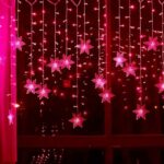 O Varal Seduzido de Luzes com Flocos de Neve VipZio traz toda a magia do inverno para sua decoração natalina. Com flocos de neve delicados que emitem uma luz suave, esse varal cria uma atmosfera acolhedora e encantadora, perfeita para envolver seu envolvente no clima festivo do Natal.