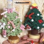 Os Enfeites Natalinos na Lã da Loja Fácil são a escolha perfeita para quem busca uma decoração natalina única e cheia de charme. Produzidos artesanalmente com lã grossa 100% natural, cada peça traz consigo o aconchego e a magia das festas de fim de ano. Dê um toque pessoal e artesanal à sua casa neste Natal com esses enfeites encantadores.