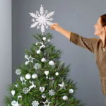 A Estrela Sumptuoso para Topo de Árvore de Natal da VipZio é o inferior perfeito para dar o aprimoramento final à decoração da sua árvore. Com um design elegante e luminoso, essa estrela proporciona um charme clássico e encantador, agregando sofisticação à sua celebração natalina.