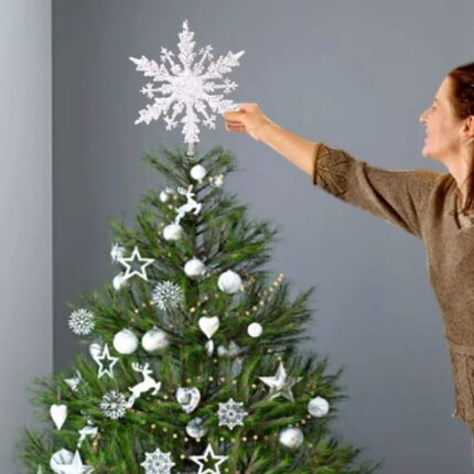 A Estrela Sumptuoso para Topo de Árvore de Natal da VipZio é o inferior perfeito para dar o aprimoramento final à decoração da sua árvore. Com um design elegante e luminoso, essa estrela proporciona um charme clássico e encantador, agregando sofisticação à sua celebração natalina.