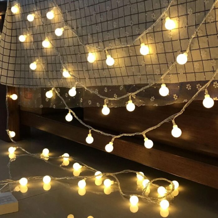 Nascente Varal de Luzes Decorativas em Formato de Estrela traz um toque de maravilha às suas festividades de Natal. Com lâmpadas LED brilhantes e um fio transparente, ele recria o clarão das estrelas, proporcionando uma atmosfera festiva e acolhedora ao seu lar.