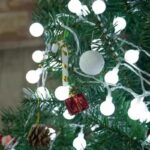 Nascente Varal de Luzes Decorativas em Formato de Estrela traz um toque de maravilha às suas festividades de Natal. Com lâmpadas LED brilhantes e um fio transparente, ele recria o clarão das estrelas, proporcionando uma atmosfera festiva e acolhedora ao seu lar.