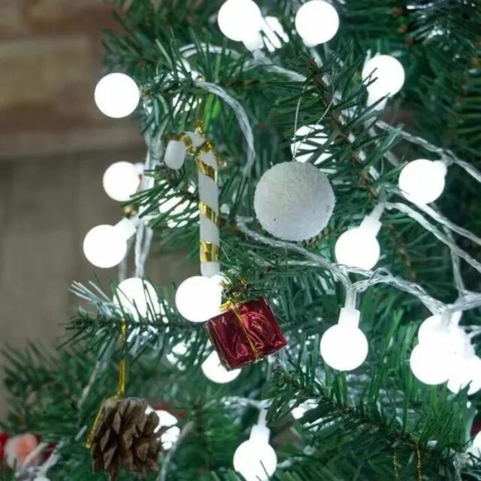 Nascente Varal de Luzes Decorativas em Formato de Estrela traz um toque de maravilha às suas festividades de Natal. Com lâmpadas LED brilhantes e um fio transparente, ele recria o clarão das estrelas, proporcionando uma atmosfera festiva e acolhedora ao seu lar.