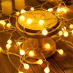 Nascente Varal de Luzes Decorativas em Formato de Estrela traz um toque de maravilha às suas festividades de Natal. Com lâmpadas LED brilhantes e um fio transparente, ele recria o clarão das estrelas, proporcionando uma atmosfera festiva e acolhedora ao seu lar.