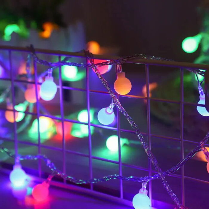 Nascente Varal de Luzes Decorativas em Formato de Estrela traz um toque de maravilha às suas festividades de Natal. Com lâmpadas LED brilhantes e um fio transparente, ele recria o clarão das estrelas, proporcionando uma atmosfera festiva e acolhedora ao seu lar.