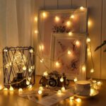 Nascente Varal de Luzes Decorativas em Formato de Estrela traz um toque de maravilha às suas festividades de Natal. Com lâmpadas LED brilhantes e um fio transparente, ele recria o clarão das estrelas, proporcionando uma atmosfera festiva e acolhedora ao seu lar.