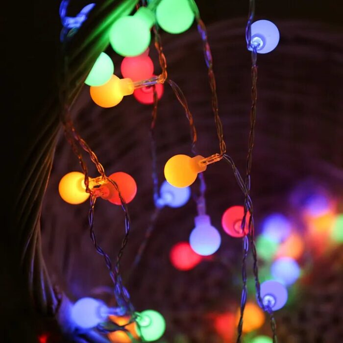 Nascente Varal de Luzes Decorativas em Formato de Estrela traz um toque de maravilha às suas festividades de Natal. Com lâmpadas LED brilhantes e um fio transparente, ele recria o clarão das estrelas, proporcionando uma atmosfera festiva e acolhedora ao seu lar.