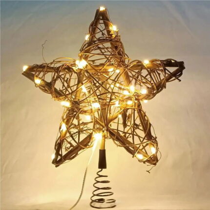A Estrela com LEDs para Topo de Árvore de Natal é o complemento perfeito para iluminar e embelezar sua árvore durante as festividades. Com um design rústico, feito de cipó e plástico, essa estrela emite uma luz suave e aconchegante, proporcionando um toque privativo à sua decoração natalina. Ou por outra, acompanha um controle remoto, oferecendo praticidade para ajustar as luzes à intervalo.