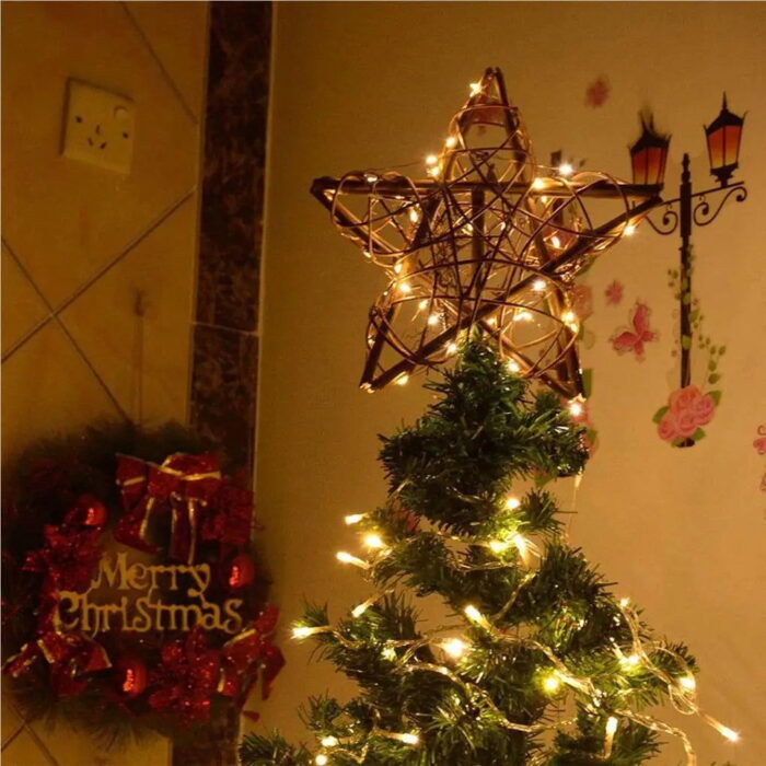 A Estrela com LEDs para Topo de Árvore de Natal é o complemento perfeito para iluminar e embelezar sua árvore durante as festividades. Com um design rústico, feito de cipó e plástico, essa estrela emite uma luz suave e aconchegante, proporcionando um toque privativo à sua decoração natalina. Ou por outra, acompanha um controle remoto, oferecendo praticidade para ajustar as luzes à intervalo.