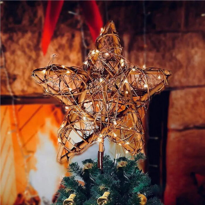 A Estrela com LEDs para Topo de Árvore de Natal é o complemento perfeito para iluminar e embelezar sua árvore durante as festividades. Com um design rústico, feito de cipó e plástico, essa estrela emite uma luz suave e aconchegante, proporcionando um toque privativo à sua decoração natalina. Ou por outra, acompanha um controle remoto, oferecendo praticidade para ajustar as luzes à intervalo.