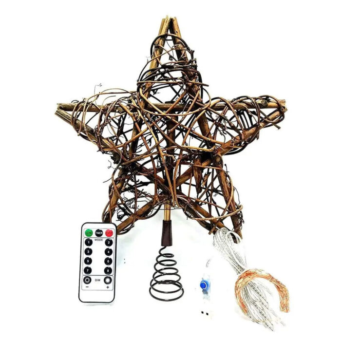 A Estrela com LEDs para Topo de Árvore de Natal é o complemento perfeito para iluminar e embelezar sua árvore durante as festividades. Com um design rústico, feito de cipó e plástico, essa estrela emite uma luz suave e aconchegante, proporcionando um toque privativo à sua decoração natalina. Ou por outra, acompanha um controle remoto, oferecendo praticidade para ajustar as luzes à intervalo.