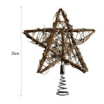 A Estrela com LEDs para Topo de Árvore de Natal é o complemento perfeito para iluminar e embelezar sua árvore durante as festividades. Com um design rústico, feito de cipó e plástico, essa estrela emite uma luz suave e aconchegante, proporcionando um toque privativo à sua decoração natalina. Ou por outra, acompanha um controle remoto, oferecendo praticidade para ajustar as luzes à intervalo.