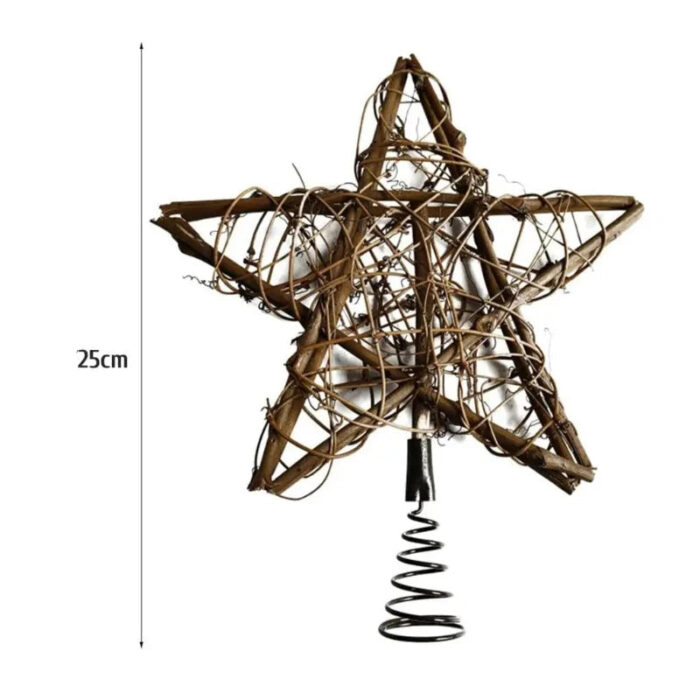 A Estrela com LEDs para Topo de Árvore de Natal é o complemento perfeito para iluminar e embelezar sua árvore durante as festividades. Com um design rústico, feito de cipó e plástico, essa estrela emite uma luz suave e aconchegante, proporcionando um toque privativo à sua decoração natalina. Ou por outra, acompanha um controle remoto, oferecendo praticidade para ajustar as luzes à intervalo.