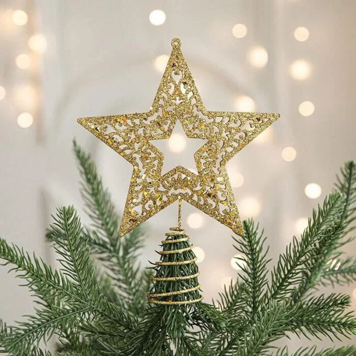 A Estrela Dourada de Ferro Luzente para Topo de Árvore de Natal é a peça ideal para dar um toque de classe e sofisticação à sua decoração natalina. Com seu remate dourado cintilante, ela traz um charme atemporal, realçando a venustidade da árvore com elegância.