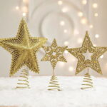 A Estrela Dourada de Ferro Luzente para Topo de Árvore de Natal é a peça ideal para dar um toque de classe e sofisticação à sua decoração natalina. Com seu remate dourado cintilante, ela traz um charme atemporal, realçando a venustidade da árvore com elegância.