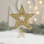 A Estrela Dourada de Ferro Luzente para Topo de Árvore de Natal é a peça ideal para dar um toque de classe e sofisticação à sua decoração natalina. Com seu remate dourado cintilante, ela traz um charme atemporal, realçando a venustidade da árvore com elegância.