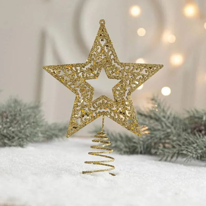A Estrela Dourada de Ferro Luzente para Topo de Árvore de Natal é a peça ideal para dar um toque de classe e sofisticação à sua decoração natalina. Com seu remate dourado cintilante, ela traz um charme atemporal, realçando a venustidade da árvore com elegância.