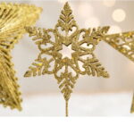 A Estrela Dourada de Ferro Luzente para Topo de Árvore de Natal é a peça ideal para dar um toque de classe e sofisticação à sua decoração natalina. Com seu remate dourado cintilante, ela traz um charme atemporal, realçando a venustidade da árvore com elegância.