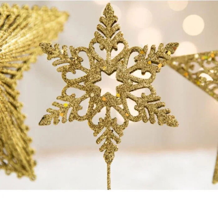 A Estrela Dourada de Ferro Luzente para Topo de Árvore de Natal é a peça ideal para dar um toque de classe e sofisticação à sua decoração natalina. Com seu remate dourado cintilante, ela traz um charme atemporal, realçando a venustidade da árvore com elegância.