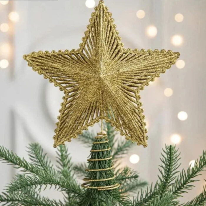 A Estrela Dourada de Ferro Luzente para Topo de Árvore de Natal é a peça ideal para dar um toque de classe e sofisticação à sua decoração natalina. Com seu remate dourado cintilante, ela traz um charme atemporal, realçando a venustidade da árvore com elegância.