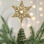 A Estrela Dourada de Ferro Luzente para Topo de Árvore de Natal é a peça ideal para dar um toque de classe e sofisticação à sua decoração natalina. Com seu remate dourado cintilante, ela traz um charme atemporal, realçando a venustidade da árvore com elegância.