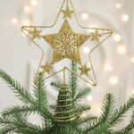 A Estrela Dourada de Ferro Luzente para Topo de Árvore de Natal é a peça ideal para dar um toque de classe e sofisticação à sua decoração natalina. Com seu remate dourado cintilante, ela traz um charme atemporal, realçando a venustidade da árvore com elegância.