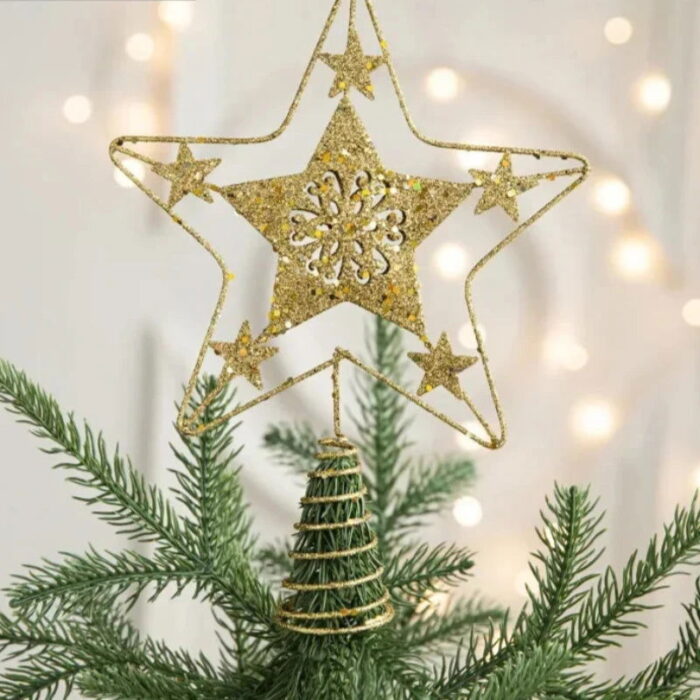 A Estrela Dourada de Ferro Luzente para Topo de Árvore de Natal é a peça ideal para dar um toque de classe e sofisticação à sua decoração natalina. Com seu remate dourado cintilante, ela traz um charme atemporal, realçando a venustidade da árvore com elegância.