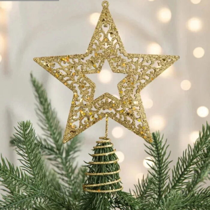 A Estrela Dourada de Ferro Luzente para Topo de Árvore de Natal é a peça ideal para dar um toque de classe e sofisticação à sua decoração natalina. Com seu remate dourado cintilante, ela traz um charme atemporal, realçando a venustidade da árvore com elegância.
