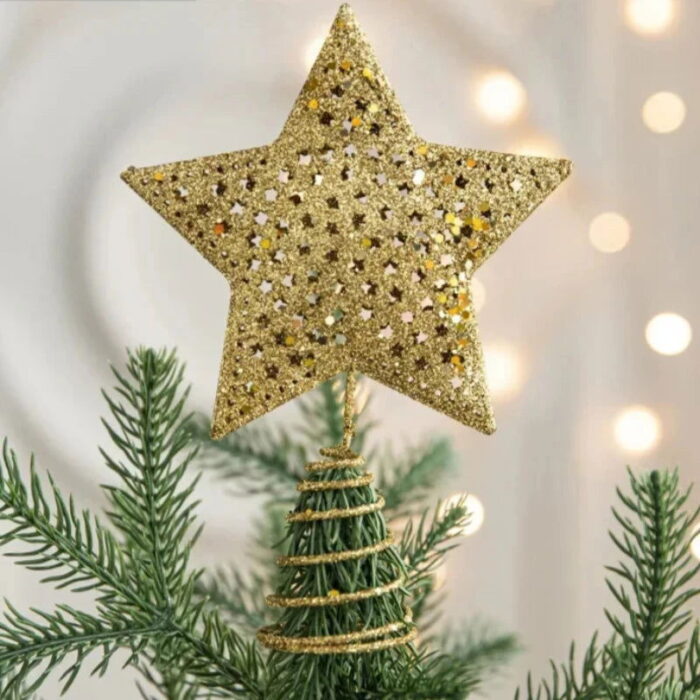 A Estrela Dourada de Ferro Luzente para Topo de Árvore de Natal é a peça ideal para dar um toque de classe e sofisticação à sua decoração natalina. Com seu remate dourado cintilante, ela traz um charme atemporal, realçando a venustidade da árvore com elegância.