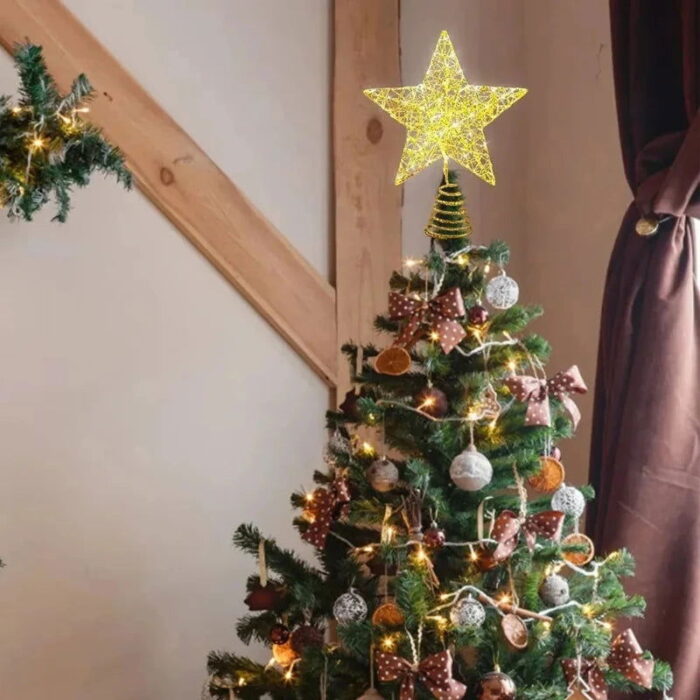 A Estrela Natalina de Ferro com Luzes LED e Fio de Cobre é um enfeite moderno que traz luminosidade e estilo para sua árvore de Natal. Com uma estrutura em ferro resistente e iluminada por luzes LED conectadas a um fio de cobre, ela oferece uma iluminação suave e aconchegante, ideal para tornar suas celebrações ainda mais encantadoras.