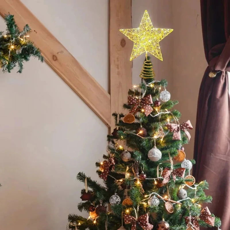 A Estrela Natalina de Ferro com Luzes LED e Fio de Cobre é um enfeite moderno que traz luminosidade e estilo para sua árvore de Natal. Com uma estrutura em ferro resistente e iluminada por luzes LED conectadas a um fio de cobre, ela oferece uma iluminação suave e aconchegante, ideal para tornar suas celebrações ainda mais encantadoras.
