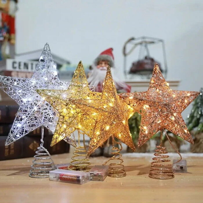 A Estrela Natalina de Ferro com Luzes LED e Fio de Cobre é um enfeite moderno que traz luminosidade e estilo para sua árvore de Natal. Com uma estrutura em ferro resistente e iluminada por luzes LED conectadas a um fio de cobre, ela oferece uma iluminação suave e aconchegante, ideal para tornar suas celebrações ainda mais encantadoras.