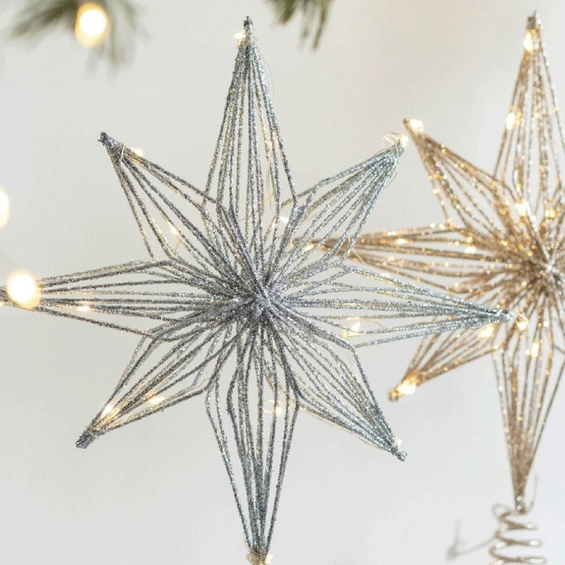 A Estrela de LED para Topo de Árvore de Natal é o toque final ideal para sua decoração natalina, criando uma atmosfera encantadora e acolhedora. Com um design sofisticado e luzes LED integradas, ela proporciona um luz próprio, destacando ainda mais a formosura da sua árvore durante as festividades.