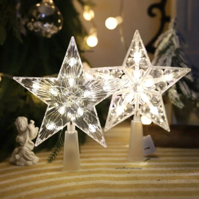 A Estrela de Topo de Árvore de Natal com Luzes LED é o pormenor perfeito para iluminar e embelezar sua árvore neste Natal. Fabricada em acrílico de subida qualidade e equipada com lâmpadas LED, ela emite um fulgor suave e hospitaleiro, criando uma atmosfera encantadora para as celebrações de termo de ano.