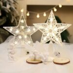 A Estrela de Topo de Árvore de Natal com Luzes LED é o pormenor perfeito para iluminar e embelezar sua árvore neste Natal. Fabricada em acrílico de subida qualidade e equipada com lâmpadas LED, ela emite um fulgor suave e hospitaleiro, criando uma atmosfera encantadora para as celebrações de termo de ano.