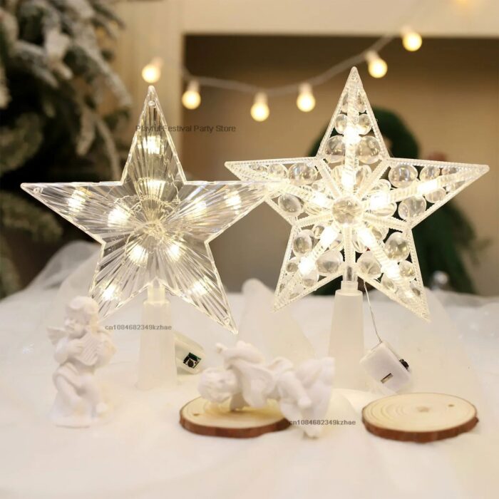 A Estrela de Topo de Árvore de Natal com Luzes LED é o pormenor perfeito para iluminar e embelezar sua árvore neste Natal. Fabricada em acrílico de subida qualidade e equipada com lâmpadas LED, ela emite um fulgor suave e hospitaleiro, criando uma atmosfera encantadora para as celebrações de termo de ano.