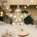 A Estrela de Topo de Árvore de Natal com Luzes LED é o pormenor perfeito para iluminar e embelezar sua árvore neste Natal. Fabricada em acrílico de subida qualidade e equipada com lâmpadas LED, ela emite um fulgor suave e hospitaleiro, criando uma atmosfera encantadora para as celebrações de termo de ano.