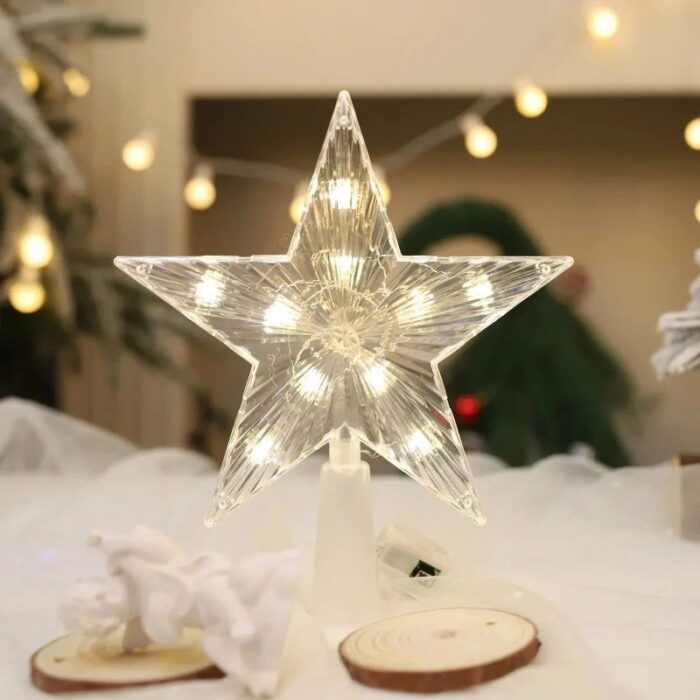 A Estrela de Topo de Árvore de Natal com Luzes LED é o pormenor perfeito para iluminar e embelezar sua árvore neste Natal. Fabricada em acrílico de subida qualidade e equipada com lâmpadas LED, ela emite um fulgor suave e hospitaleiro, criando uma atmosfera encantadora para as celebrações de termo de ano.
