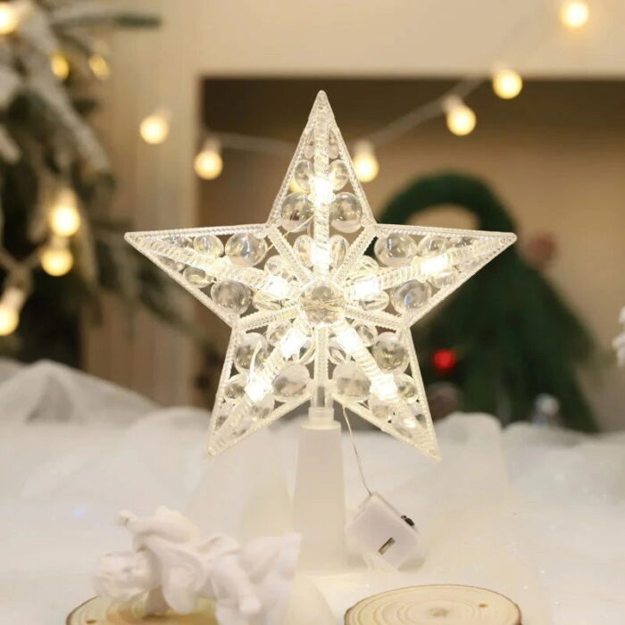 A Estrela de Topo de Árvore de Natal com Luzes LED é o pormenor perfeito para iluminar e embelezar sua árvore neste Natal. Fabricada em acrílico de subida qualidade e equipada com lâmpadas LED, ela emite um fulgor suave e hospitaleiro, criando uma atmosfera encantadora para as celebrações de termo de ano.
