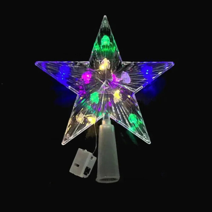 A Estrela de Topo de Árvore de Natal com Luzes LED é o pormenor perfeito para iluminar e embelezar sua árvore neste Natal. Fabricada em acrílico de subida qualidade e equipada com lâmpadas LED, ela emite um fulgor suave e hospitaleiro, criando uma atmosfera encantadora para as celebrações de termo de ano.