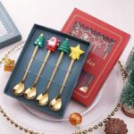 Conjunto de Talheres Decorativos de Natal VipZio - Edição Exclusiva O Conjunto Restrito de Talheres Decorativos de Natal é uma verdadeira obra de arte que traz sofisticação e charme para as suas celebrações. Com acabamentos refinados e detalhes meticulosamente elaborados, cada peça reflete o espírito natalino, transformando sua mesa em um envolvente elegante e hospitaleiro.