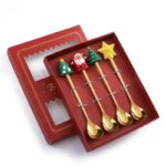 Conjunto de Talheres Decorativos de Natal VipZio - Edição Exclusiva O Conjunto Restrito de Talheres Decorativos de Natal é uma verdadeira obra de arte que traz sofisticação e charme para as suas celebrações. Com acabamentos refinados e detalhes meticulosamente elaborados, cada peça reflete o espírito natalino, transformando sua mesa em um envolvente elegante e hospitaleiro.