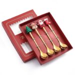 Conjunto de Talheres Decorativos de Natal VipZio - Edição Exclusiva O Conjunto Restrito de Talheres Decorativos de Natal é uma verdadeira obra de arte que traz sofisticação e charme para as suas celebrações. Com acabamentos refinados e detalhes meticulosamente elaborados, cada peça reflete o espírito natalino, transformando sua mesa em um envolvente elegante e hospitaleiro.