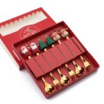 Conjunto de Talheres Decorativos de Natal VipZio - Edição Exclusiva O Conjunto Restrito de Talheres Decorativos de Natal é uma verdadeira obra de arte que traz sofisticação e charme para as suas celebrações. Com acabamentos refinados e detalhes meticulosamente elaborados, cada peça reflete o espírito natalino, transformando sua mesa em um envolvente elegante e hospitaleiro.