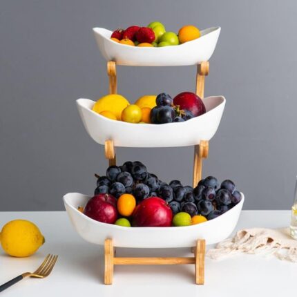 A Fruteira de Mesa Cesta de Frutas VipZio vai além de sua função prática – ela é uma peça elegante e multifuncional. Perfeita para embelezar mesas, organizar frutas frescas ou servir aperitivos com sofisticação. Com seu design em bambu, ela transforma qualquer envolvente, trazendo estabilidade entre utilidade e estilo.