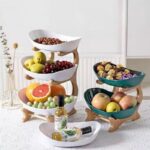 A Fruteira de Mesa Cesta de Frutas VipZio vai além de sua função prática – ela é uma peça elegante e multifuncional. Perfeita para embelezar mesas, organizar frutas frescas ou servir aperitivos com sofisticação. Com seu design em bambu, ela transforma qualquer envolvente, trazendo estabilidade entre utilidade e estilo.