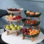 A Fruteira de Mesa Cesta de Frutas VipZio vai além de sua função prática – ela é uma peça elegante e multifuncional. Perfeita para embelezar mesas, organizar frutas frescas ou servir aperitivos com sofisticação. Com seu design em bambu, ela transforma qualquer envolvente, trazendo estabilidade entre utilidade e estilo.