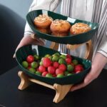 A Fruteira de Mesa Cesta de Frutas VipZio vai além de sua função prática – ela é uma peça elegante e multifuncional. Perfeita para embelezar mesas, organizar frutas frescas ou servir aperitivos com sofisticação. Com seu design em bambu, ela transforma qualquer envolvente, trazendo estabilidade entre utilidade e estilo.