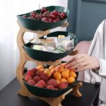 A Fruteira de Mesa Cesta de Frutas VipZio vai além de sua função prática – ela é uma peça elegante e multifuncional. Perfeita para embelezar mesas, organizar frutas frescas ou servir aperitivos com sofisticação. Com seu design em bambu, ela transforma qualquer envolvente, trazendo estabilidade entre utilidade e estilo.
