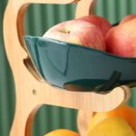A Fruteira de Mesa Cesta de Frutas VipZio vai além de sua função prática – ela é uma peça elegante e multifuncional. Perfeita para embelezar mesas, organizar frutas frescas ou servir aperitivos com sofisticação. Com seu design em bambu, ela transforma qualquer envolvente, trazendo estabilidade entre utilidade e estilo.